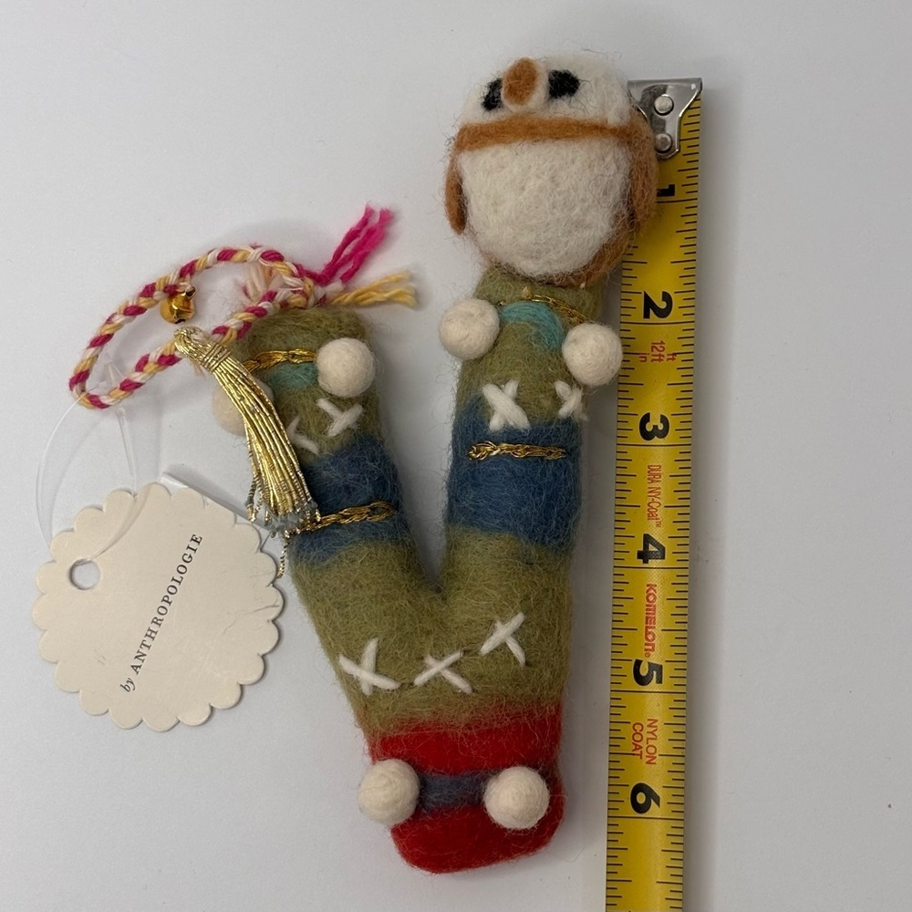 BNWT: 2025 Anthropologie Forest Friends Wool Felt Monogram Ornament Letter V - Picture 5 of 6